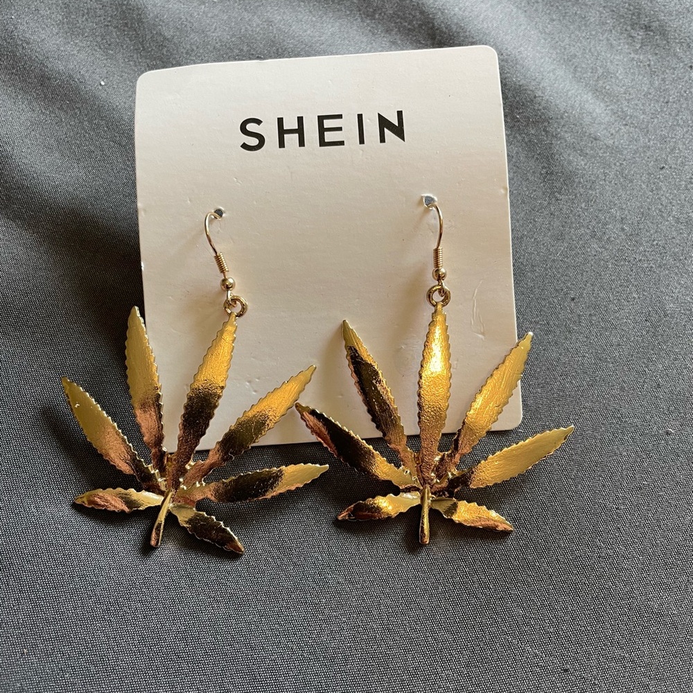 SHEIN Gold Leaf Drop Earrings
